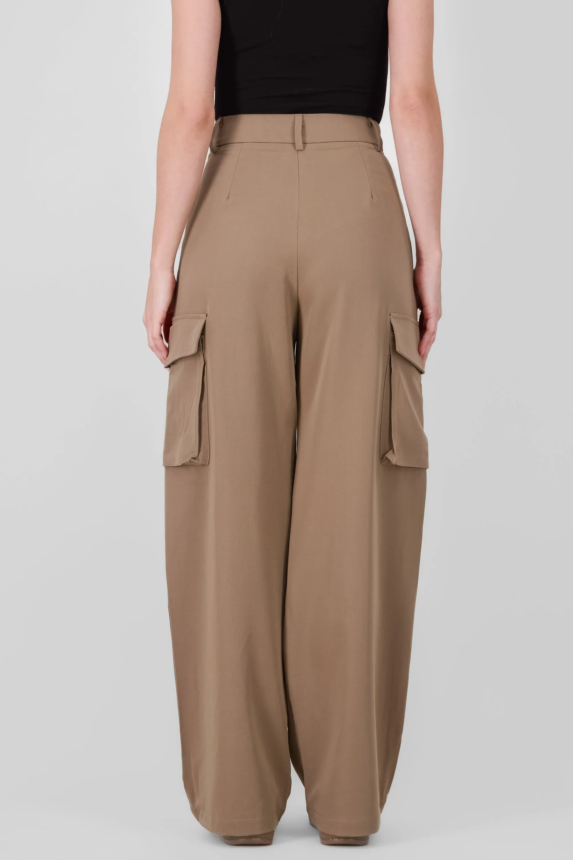 Pantalon sastre detalle bolsas cargo