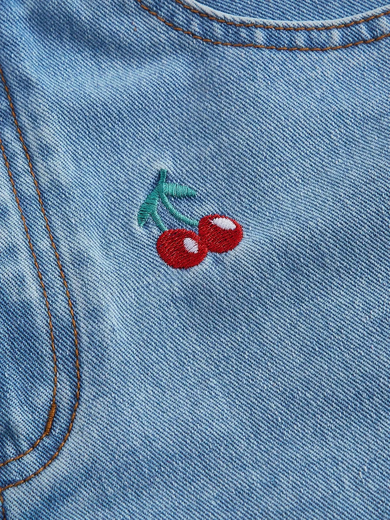 Pantalones cortos de mezclilla con bordado de cerezas