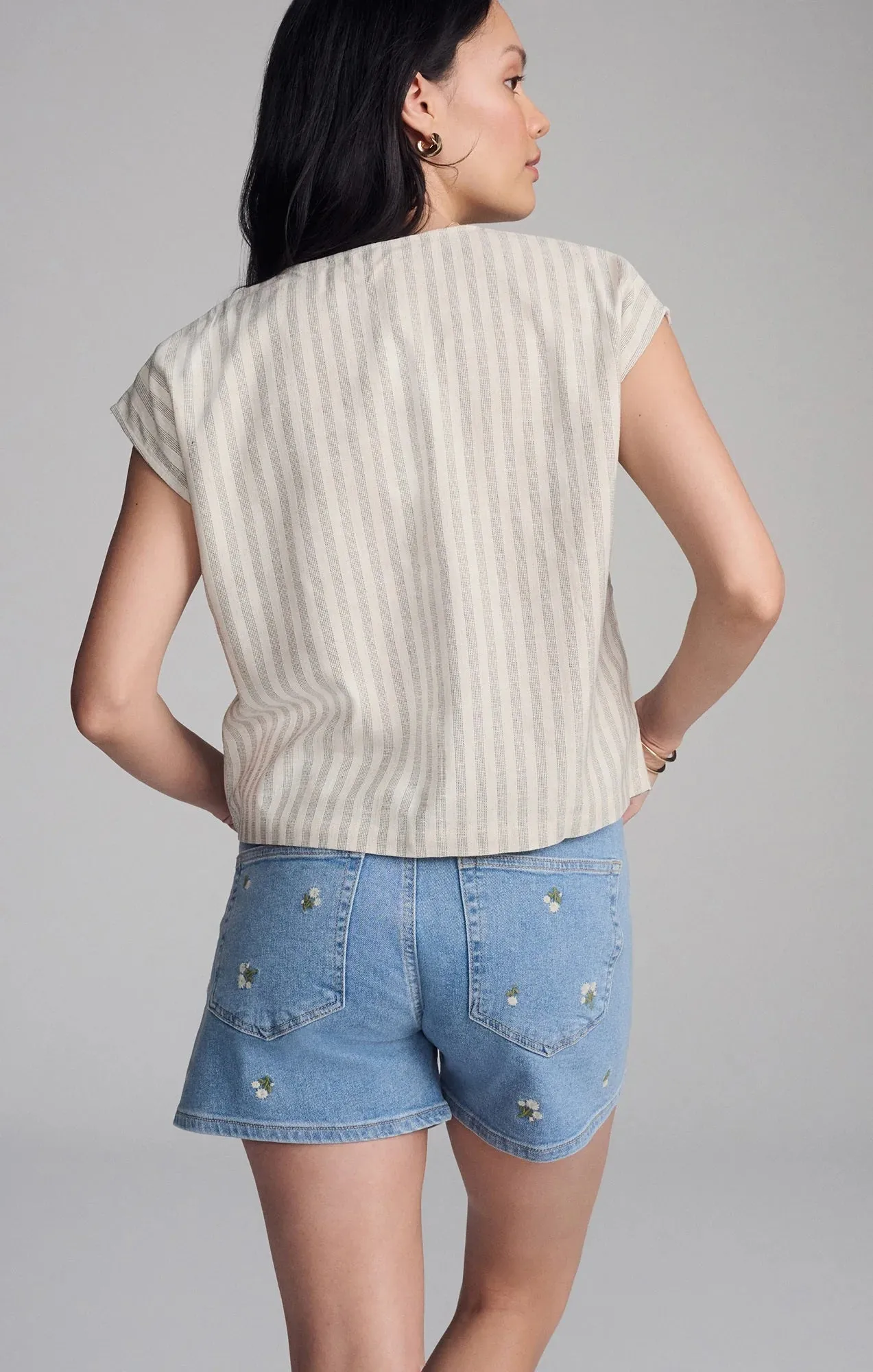 V-neck short sleeve button shirt