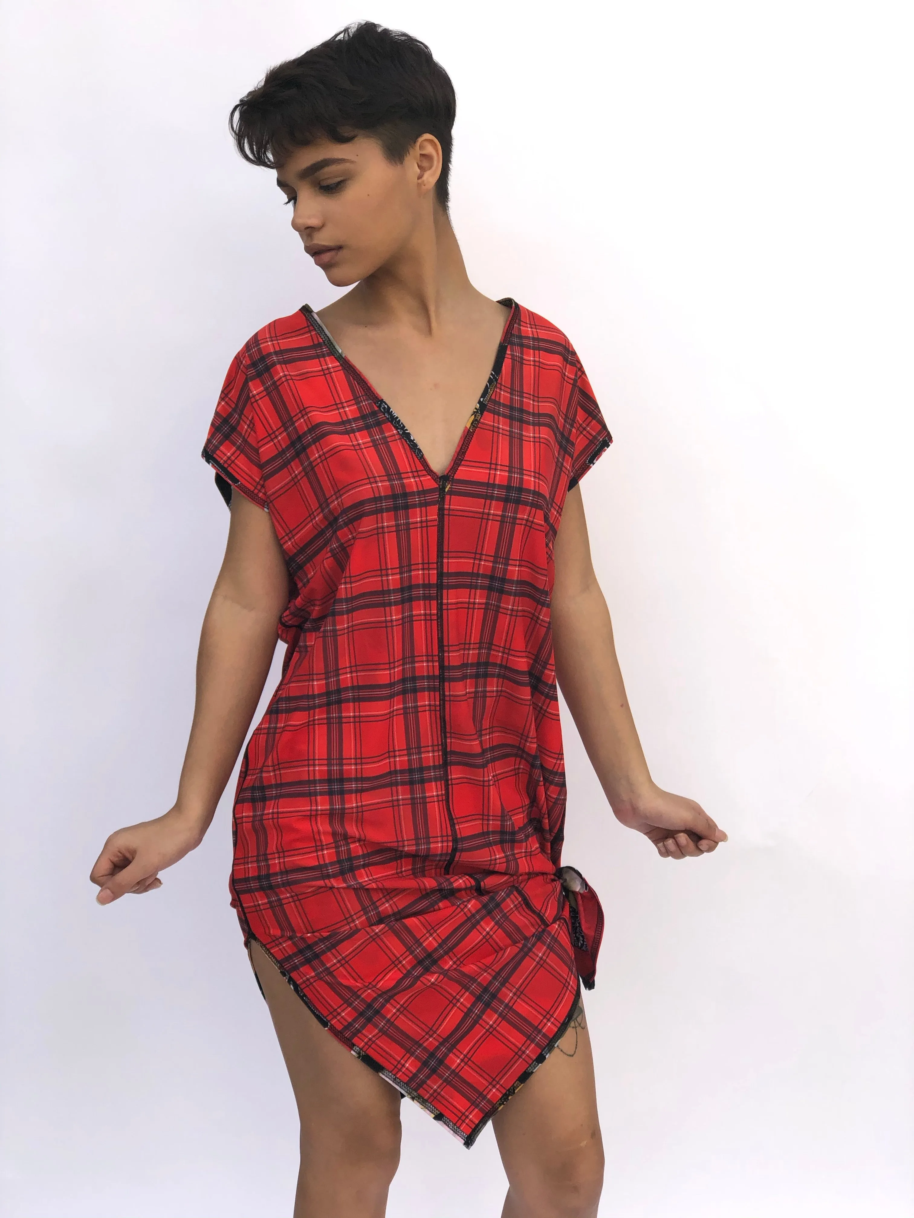 V NECK SIDE SLIT DRESS RED GEISHA/RED PLAID